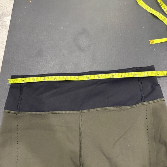 Lululemon Green and Black Smooth Stride Crop - Picture 14 of 16